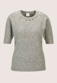 Lichtgrijze sweater met korte mouwen en ronde hals, versierd met een rij doorzichtige, faceted kralen rond de kraag.