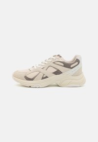 Scarpe sportive beige con accenti grigi, materiali in rete e scamosciato. Presentano una punta arrotondata, un design con lacci e una suola a motivi.