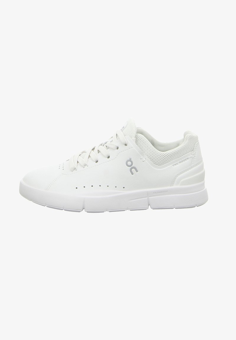 Sneaker bianchi con tomaia in pelle liscia, dettagli in rete, lacci piatti e suola ammortizzata caratterizzata da bordi arrotondati e fori di ventilazione.