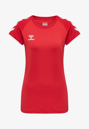 Červené sportovní tričko s kulatým výstřihem, krátkými rukávy a bílými akcentovými pruhy na ramenou. Obsahuje logo v oblasti hrudníku.