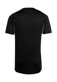 Zwarte sportshirt met korte mouwen en een gladde textuur, voorzien van grijze accenten op de schouders en een gebogen zoom voor een betere pasvorm.