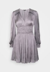 Robe en satin gris avec un col en V, taille empire froncée, longues manches bouffantes et plis verticaux ; texture douce avec des détails froncés aux épaules.