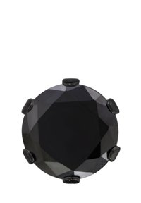 Zwarte facetrubijn gezet in zes zwarte metalen klauwen. Ronde vorm met een glad oppervlak, dat lichtreflecties op de randen toont.