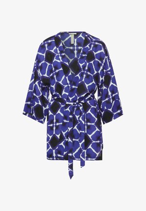 Roba in stile kimono di un blu vivace con motivo geometrico in bianco e nero, realizzata in tessuto leggero, con cintura a legatura e maniche larghe.