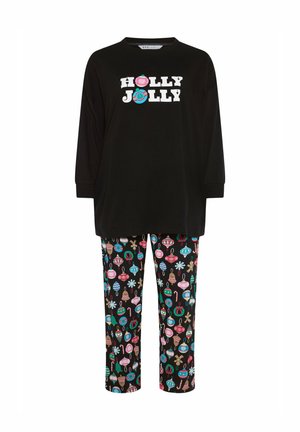 Schwarzes Langarmoberteil mit weißem "HOLLY JOLLY"-Text. Gemusterte Hose mit bunten Weihnachtsornamenten und Lebkuchen-Designs auf schwarzem Hintergrund.
