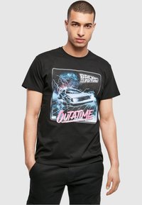 Merchcode BACK TO THE FUTURE OUTATIME TEE - T-shirts med print - black