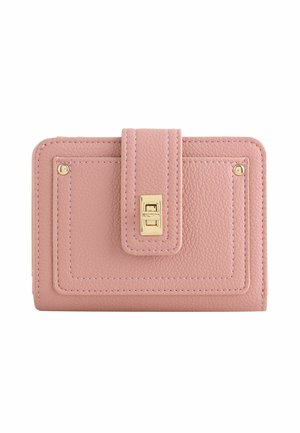 Portofel roz din piele cu o suprafață texturată, accesorii din aur și închidere cu clapetă frontală. Are detalii de cusătură și o formă rectangulară.