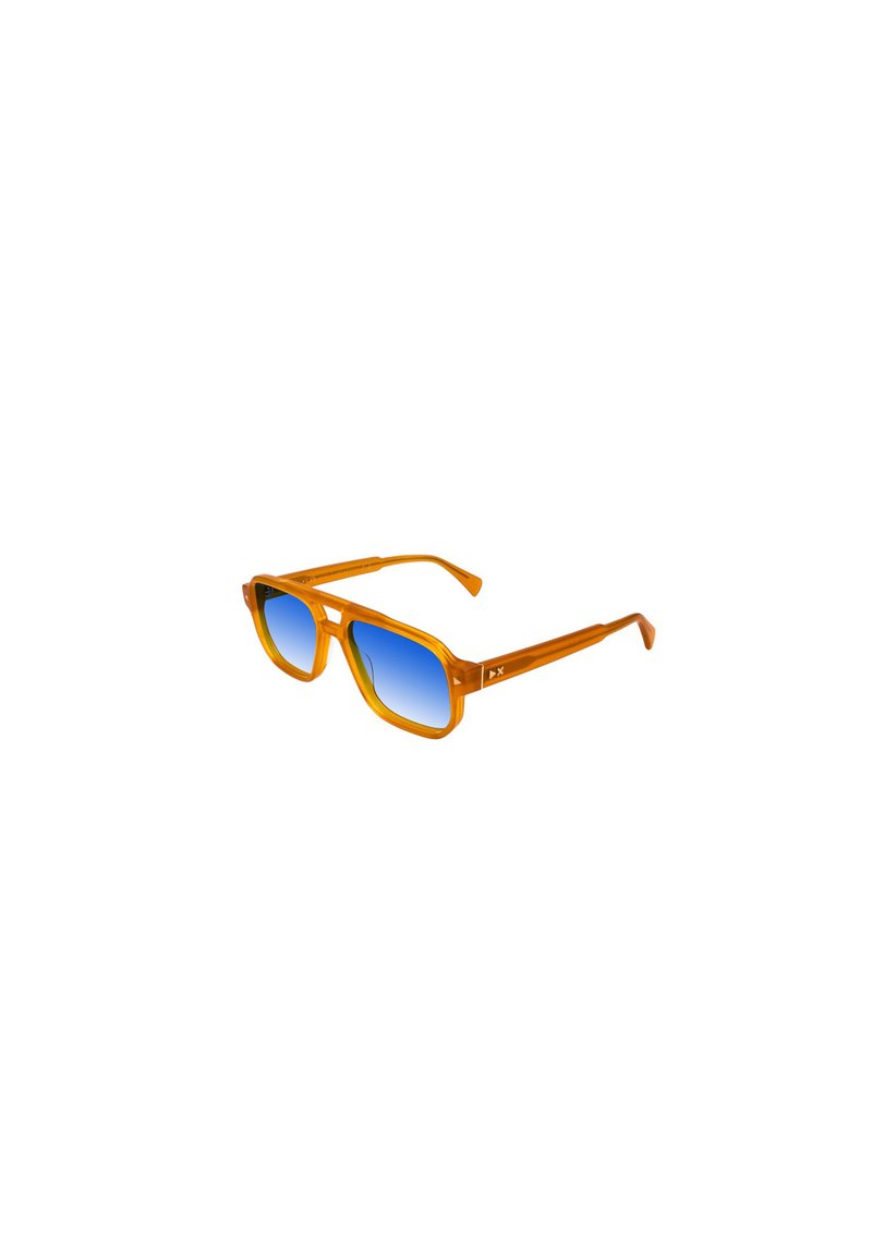 Occhiali da sole rettangolari arancioni con lenti blu sfumate. Montatura trasparente e aste dritte con un dettaglio di branding sottile. Materiale plastico durevole.