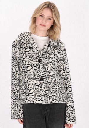 Faux fur-takki musta-valkoisella leopardi-kuvioinnilla, jossa on huivikaulus, kaksi nappia ja sivutaskut. Pehmeä rakenne rentoa istuvuutta varten.