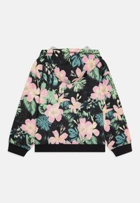 Sudadera con capucha que presenta un patrón floral negro con flores rosas y hojas verdes, terminada con un dobladillo y puños oscuros de canalé.