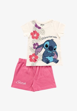 Completo per bambini composto da una maglietta crema con il personaggio di Stitch, decorata con motivi floreali e la scritta "Strano ma carino", e pantaloni corti rosa con vita elastica etichettati "Stitch."