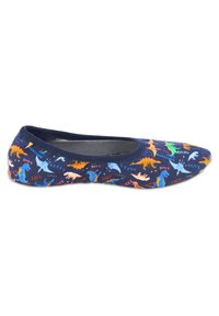 Marineblaue flache Schuhe mit Dinosauriermustern in Orange, Grün und Blau. Weiches Textil-Obermaterial und rundes Zehendesign mit elastischem Rand.