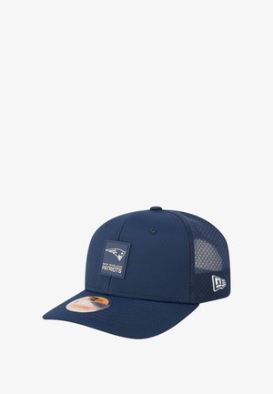 Marineblaue Kappe mit einer festen Vorderseite, Netzrücken und einem gestickten Logo der New England Patriots. Mit gebogenem Visier und verstellbarem Riemen.