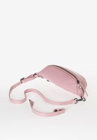 Roze leren schoudertas met een gebogen vorm, ritsluiting en verstelbare schouderband. Heeft een gladde textuur en minimale hardwareaccenten.