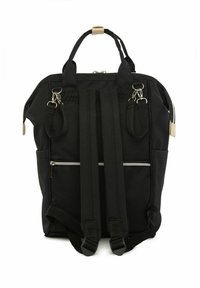Sac à dos noir en nylon avec doubles poignées supérieures, bretelles rembourrées ajustables, poche zippée à l'avant et accents de fermeture éclair contrastants.