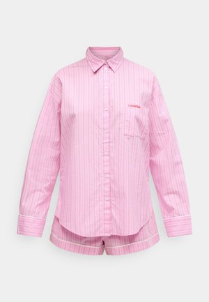 Ensemble de pyjama en coton rayé rose comprenant une chemise à boutons avec une poche poitrine et un short assorti avec un passepoil contrastant.