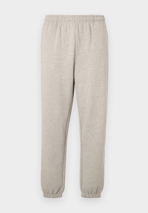 Pantaloni de trening gri cu talie elastică, manșete la glezne și textură moale. Design simplu, fără modele sau accente evidente.