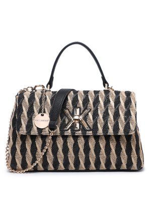 Sac à main avec motif chevron tissé noir et beige, poignée noire, bandoulière chaîne dorée et fermoir doré avec logo du designer.