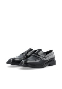 Mocassins en cuir noir avec une finition lisse, dotés d'une sangle décorative, de détails cousus et d'une semelle en caoutchouc basse et plate.