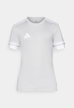 Rövid ujjú sportpóló, világosszürke anyaggal, kerek nyakkivágással, fehér három csíkkal a ujjakon, kis fényvisszaverő logóval a mellkason.