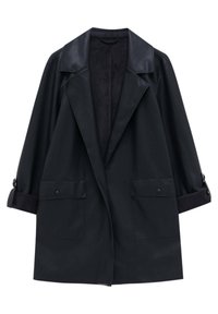 Veste en cuir noir avec col à revers, coupe oversize et poignets retroussés. Dotée de deux poches avant et d'une texture lisse.