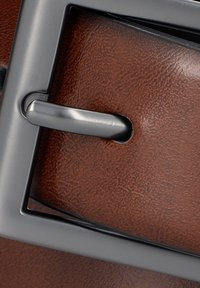 Brązowy skórzany pasek z prostokątną metalową klamrą w matowym czarnym wykończeniu. Widoczna faktura na skórze.