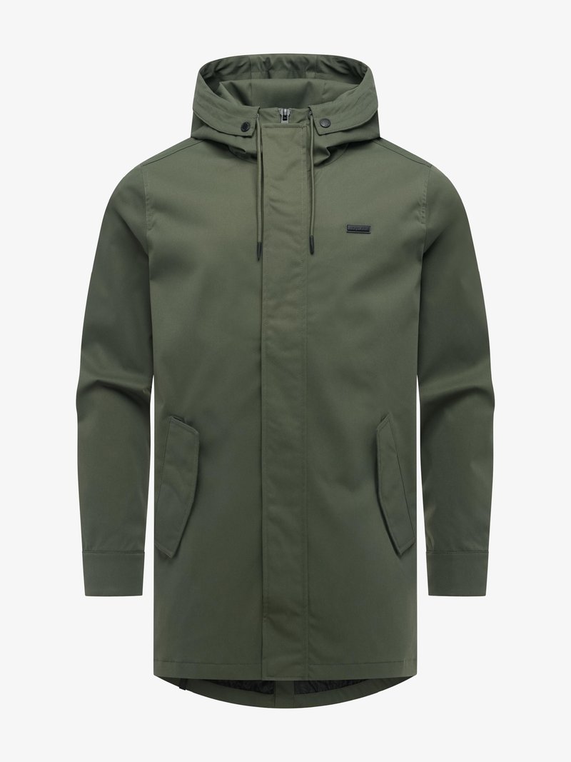Długa parka oliwkowozielona z kapturem, przedni zamek błyskawiczny osłonięty listwą, ściągacze oraz dwie skośne kieszenie z klapami po bokach z przodu.