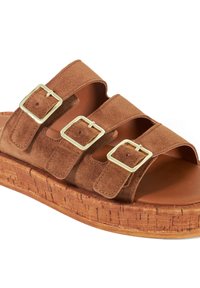 Bruine suède klompsandalen met drie verstelbare banden, gouden gespen, en een gestructureerde kurkzool. Gladde binnenvoering.