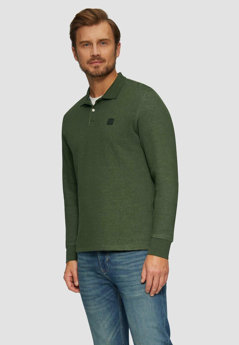Langarm polo shirt in donkergroen, gemaakt van zachte stof. Kenmerkt zich door een placket met twee knopen en een klein logo op de borst. Casual pasvorm.