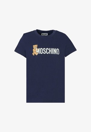 T-shirt in cotone blu navy con scollatura rotonda, caratterizzata da una grafica di un orso e il testo "MOSCHINO" in bianco. Maniche corte, vestibilità casual.
