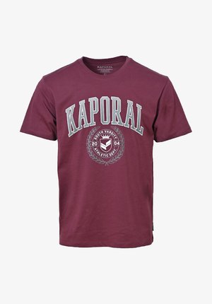 Bordeaux-kleurig katoen t-shirt met het woord "KAPORAL" in het wit, met een circulair logo-design en "SOUTH VARSITY ATHLETIC DEP." eronder gedrukt.