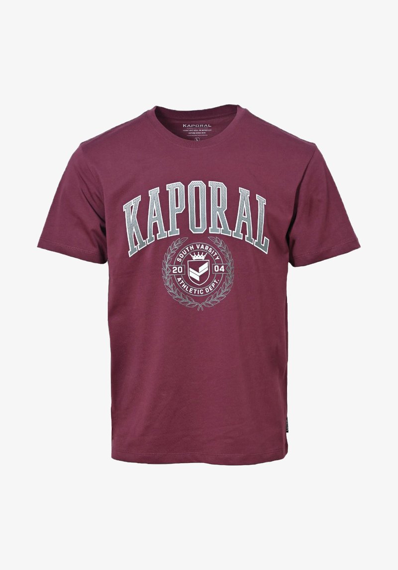 Bordová bavlněná tričko s nápisem "KAPORAL" v bílé barvě, s kruhovým logem a nápisem "SOUTH VARSITY ATHLETIC DEP." vytištěným níže.