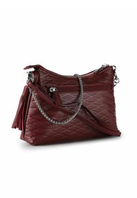 Bolso de cuero acolchado rojo con un acabado texturizado. Presenta una correa de cadena, compartimentos con cremallera y un borlas decorativa.