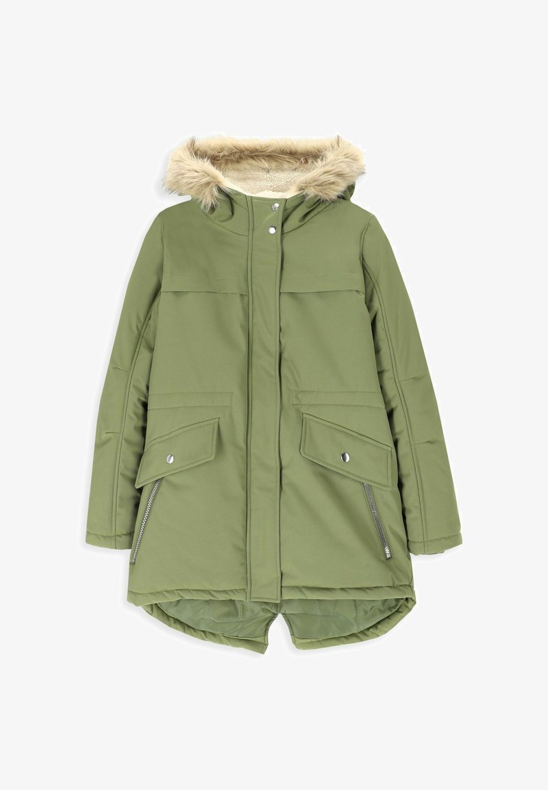 Zielona, izolowana parkę z kapturem wyłożonym sztucznym futrem, dwoma dużymi kieszeniami z przodu, zamykanymi wentylami i lekko zaokrąglonym dołem.
