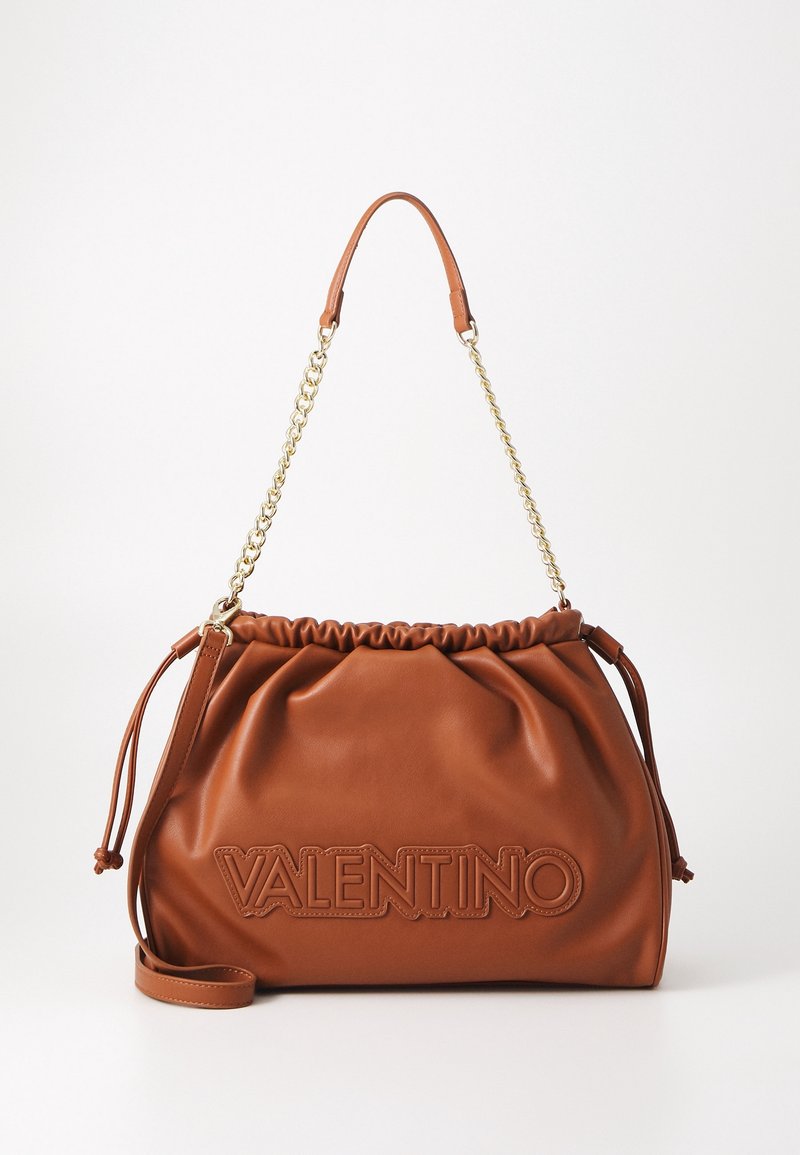 Sac à main Valentino en cuir marron avec haut froncé, chaîne dorée et anses en cuir, et grand logo embossé Valentino sur le devant.
