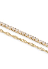 Guldtonad smycken med två armband: ett med växlande klara kubiska zirkonia-stenar och ett annat med en vriden kedjedesign.