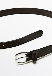 Brun läderbälte med en slät yta, med en elegant silverfärgad dubbelprongspänne och flera justeringshål längs remmen.