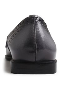 Pantofi din piele gri cu o finisare lucioasă, având perforații decorative, un toc jos și un design cu vârf rotund.