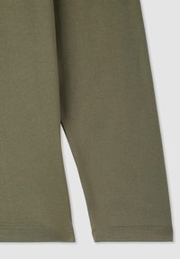 Oliwkowa, długorękawowa koszula wykonana z miękkiego, elastycznego materiału o prostym kroju i obszytych krawędziach. Charakteryzuje się subtelną, gładką fakturą.