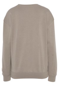 Béžová mikina s kulatým výstřihem, spadlými švy na ramenou a žebrovanými manžetami. Měkká látka s hladkou strukturou bez viditelných vzorů.