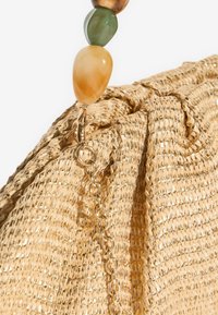 Geantă clutch aurie țesută, cu o suprafață texturată, un șnur cu lanț și mărgele decorative verzi și chihlimbariu atașate.