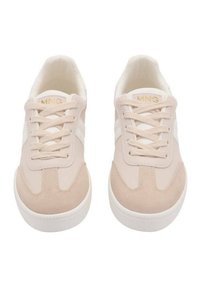 Vaaleanbeige tennarit, joissa on mokka- ja nahkaketjuja, pyöreä kärki, litteä valkoinen outsole ja huomattava nauhakuviointi kultaisilla logotiedoilla.