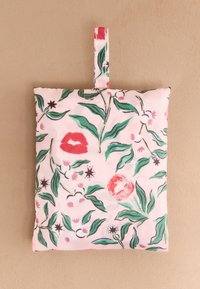 Rózsaszín anyagból készült, piros és zöld virágmintás, steppelt edényfogó. Felfüggesztő hurokkal ellátva. Texturált felület a jobb fogás érdekében.