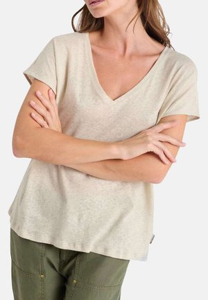 Camiseta beige de cuello en V con manga corta, hecha de una tela suave y texturizada. Diseñada con un corte relajado y un sutil patrón jaspeado.