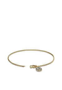 Guldtonad armband med en flexibel kedjedesign, utrustad med en lås och en rund berlock med ett detaljerat mönster. Slät metallisk yta.