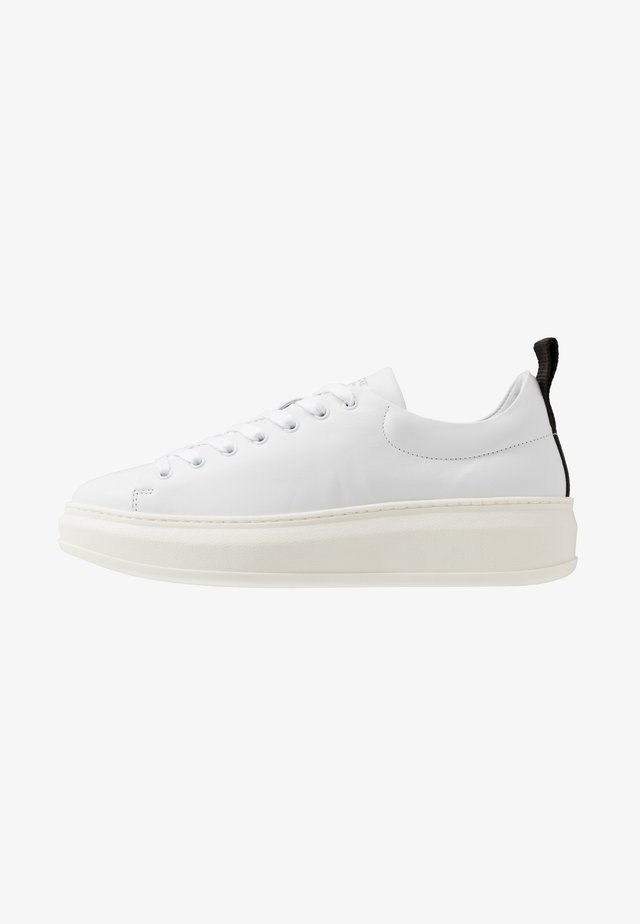 CLUB TECH FLAT - Sneakers basse - white/black