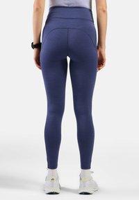Leggings taille haute en navy, fabriqués à partir d'un tissu extensible texturé. Dotés d'une ceinture lisse, ils améliorent le confort et la mobilité.