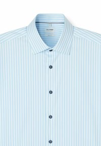 Hellblaues Hemd mit weißen vertikalen Streifen, figurbetont geschnitten, spitzer Kragen und schwarze Knöpfe entlang der Vorderseite.