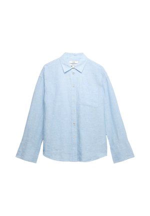 Camicia di lino a maniche lunghe color azzurro chiaro con bottoni frontali, colletto a punta, taschino sul petto e polsini larghi su sfondo bianco.