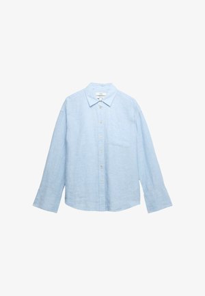Camicia di lino a maniche lunghe color azzurro chiaro con bottoni frontali, colletto a punta, taschino sul petto e polsini larghi su sfondo bianco.
